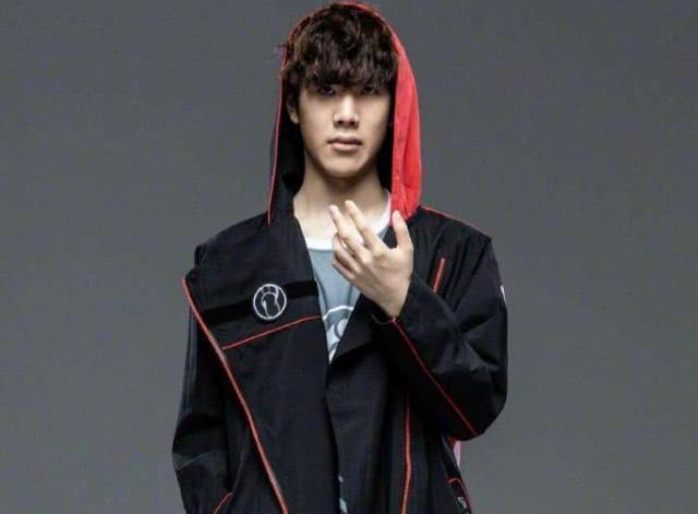 试试徐秀的40厘米剑！ Zeus 杰斯无力挽救局面， Dplus KIA 在水龙的帮助下赢得了第一场比赛