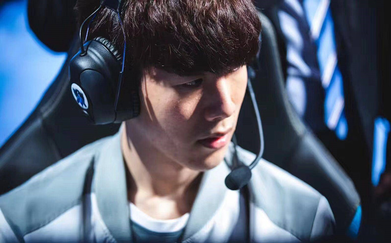 英雄联盟比赛：LPL战队WE正在估清上单？